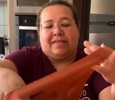 VÍDEO: Consumidora perde a paciência e clama por calcinha que caiba seu ‘tabaco’