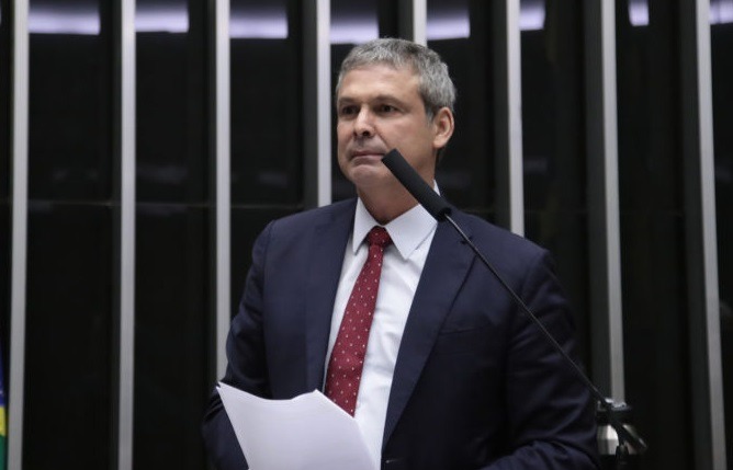 Líder do PT declara que haverá “consequências” em derrubar o IOF
