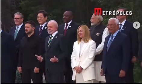 VÍDEO: Lula comete gafe em foto oficial da cúpula e lança “hang loose” fora de hora