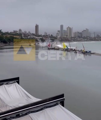 VÍDEO: Chuva causa alagamento na faixa de areia da engorda de Ponta Negra 