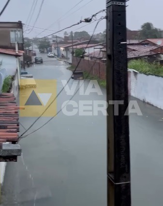 VÍDEO: Lagoa do Sarney transborda e invade casas após fortes chuvas em Natal