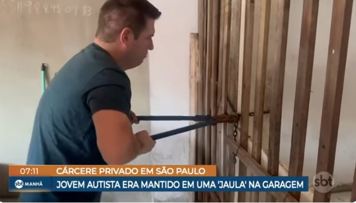 Pais que mantinham filho com autismo em jaula são presos