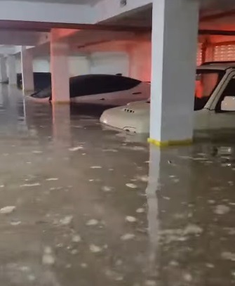VÍDEO: Moradores ficam com carros inundados em garagem de condomínio em Natal