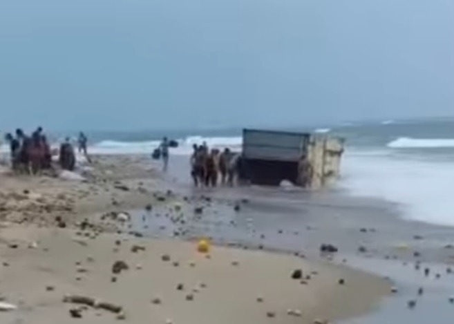 VÍDEO: Contêiner cheio de frutas aparece boiando em praia do RN