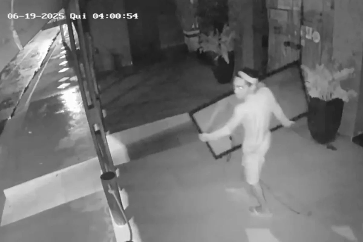 Dupla arromba restaurante e furta televisão na Avenida Alexandrino de Alencar, em Natal