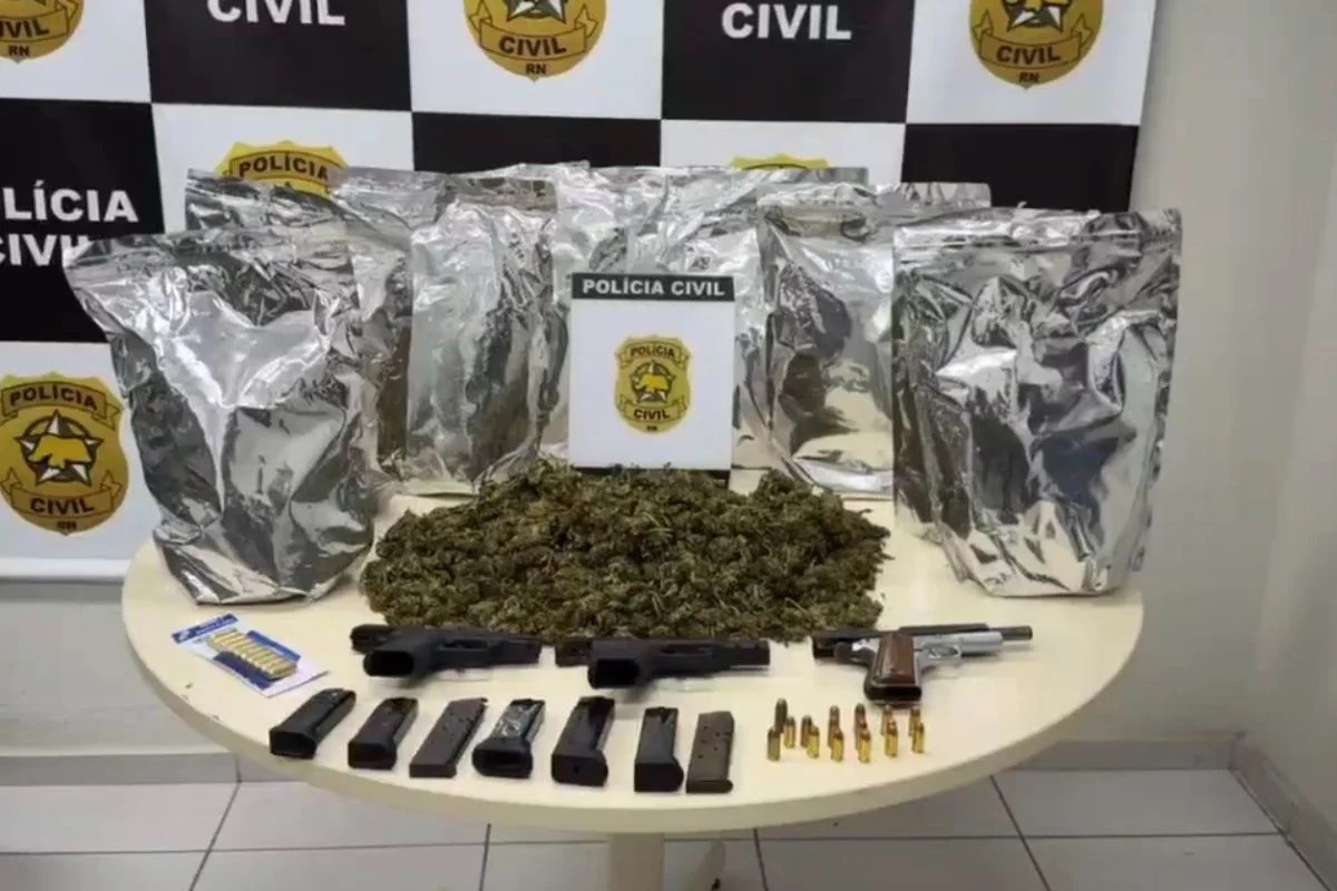 Polícia apreende drogas e armas de uso restrito em residência de Parnamirim