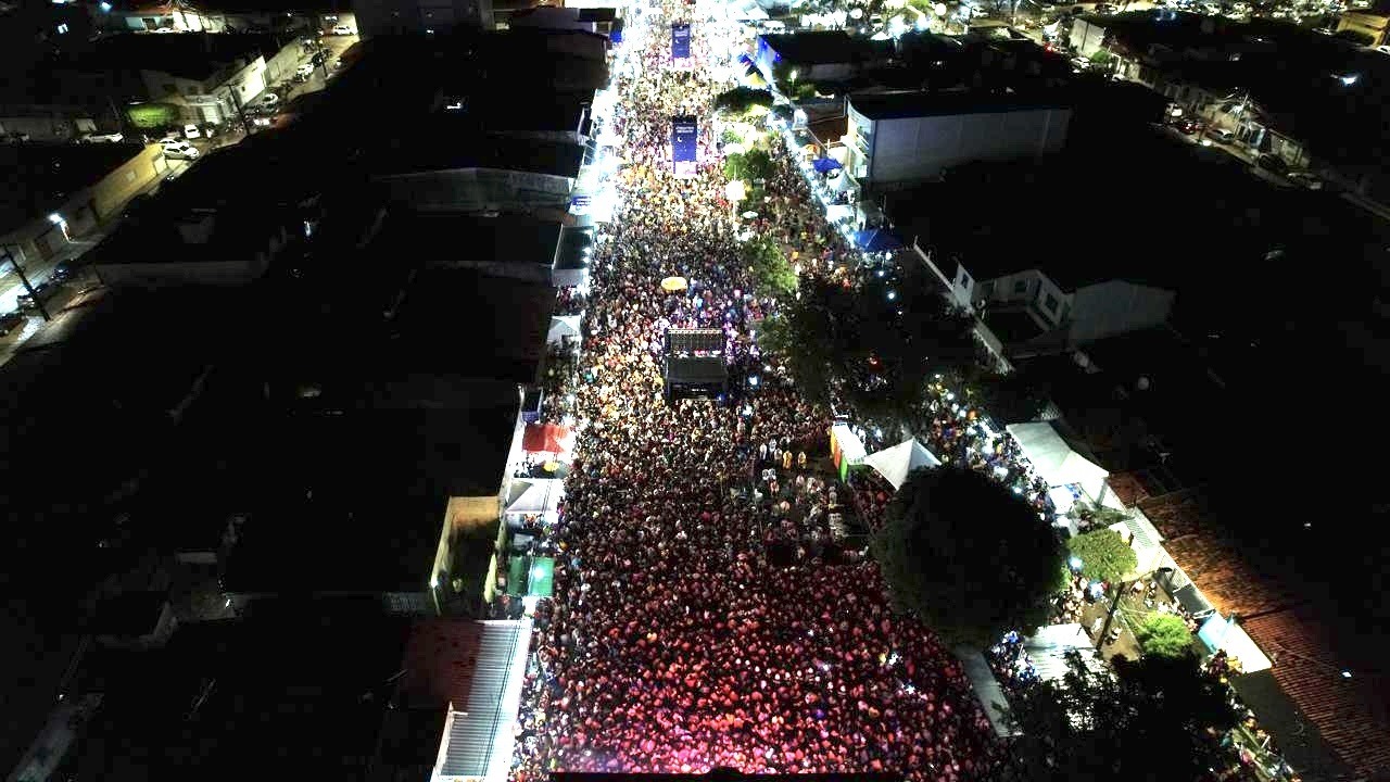 VÍDEO: Cavaleiros do Forró arrasta multidão na zona Oeste de Natal