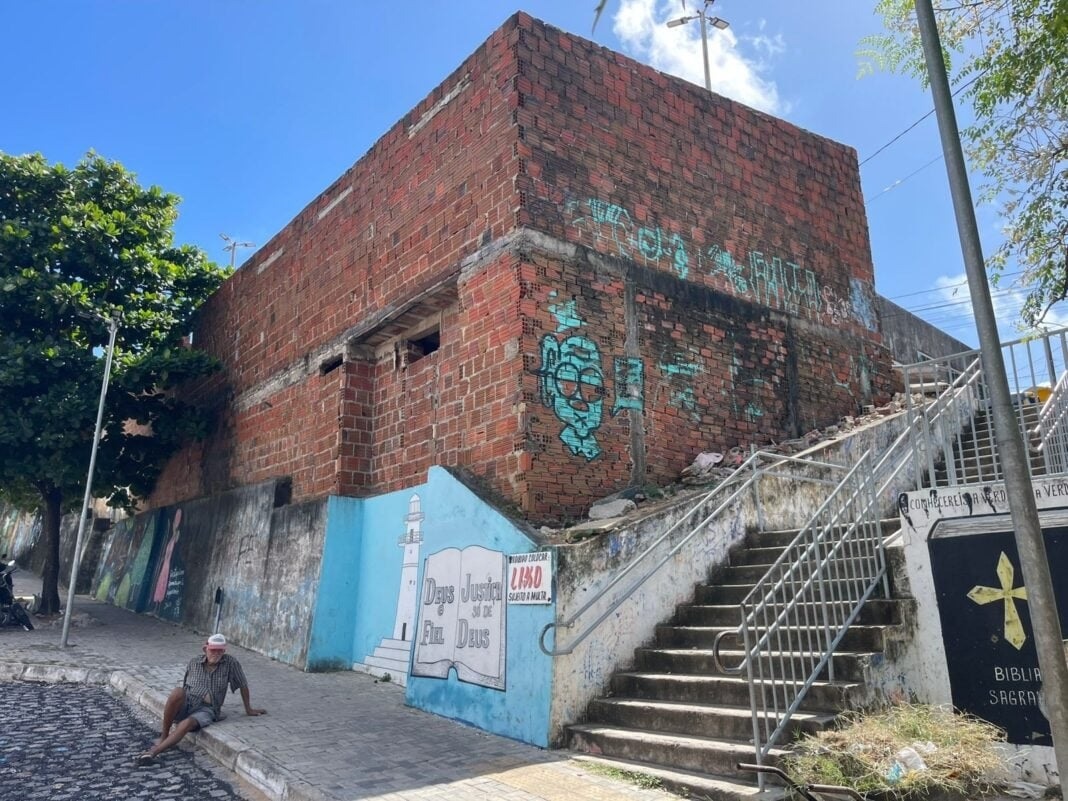 Avenida em Mãe Luiza será interditada para demolição de construção irregular