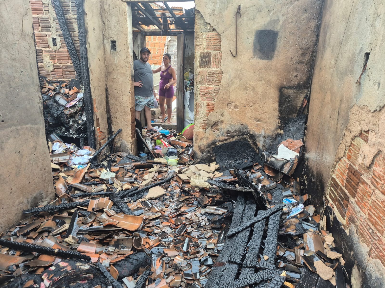 VÍDEO: Bombeiro de folga age rápido e ajuda a controlar incêndio em residência no interior do RN