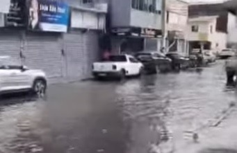 VÍDEO: Rua tradicional da Cidade Alta fica totalmente alagada e comerciantes denunciam "erro no projeto"