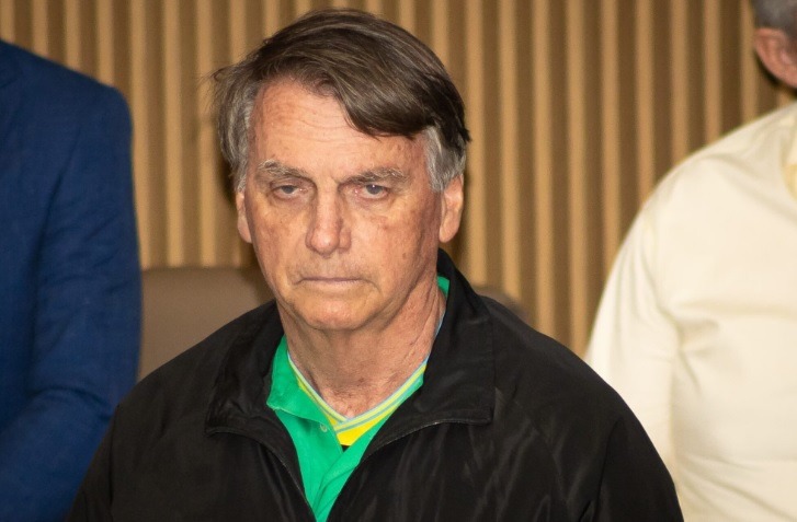 Bolsonaro é liberado após passar mal: "Vomito dez vezes por dia, talvez a 11ª daqui a pouco aí"