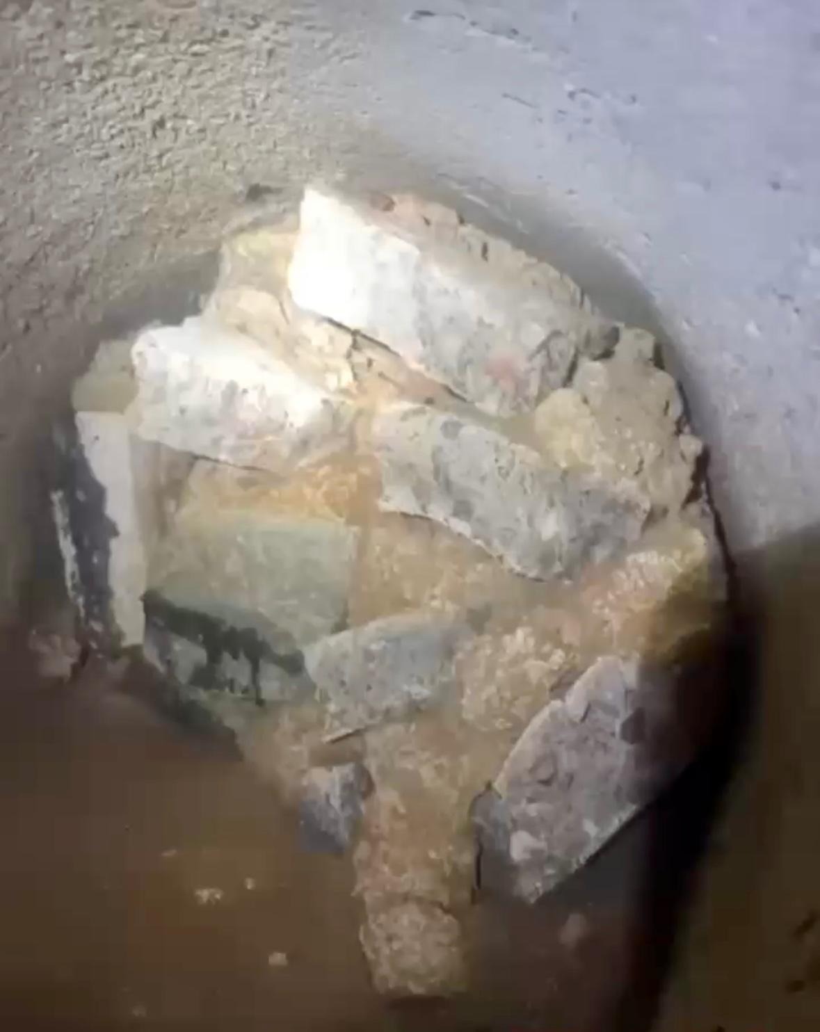 [VÍDEO] Barreira clandestina: alvenaria bloqueia tubulação de drenagem e alaga ruas