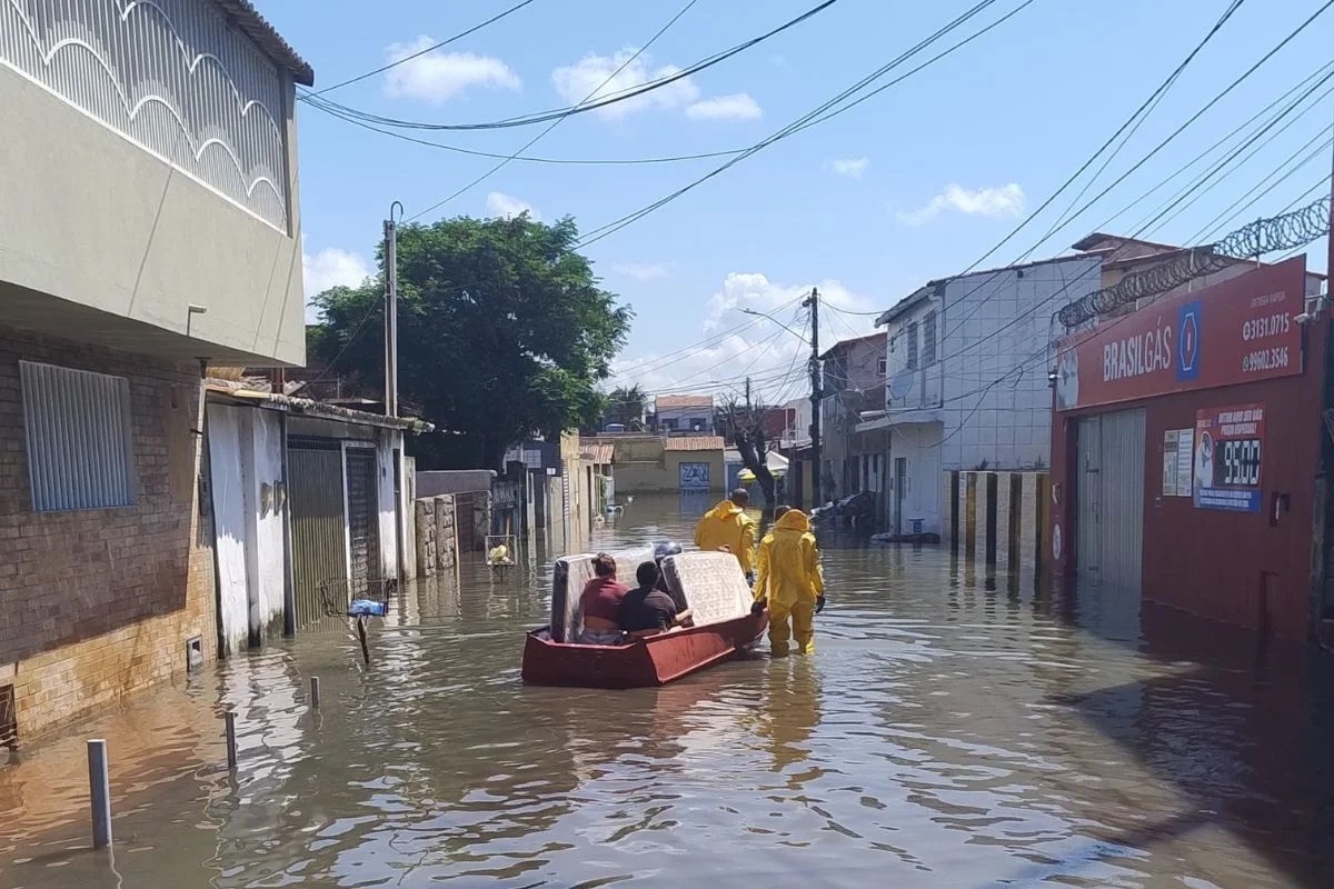 Bombeiros resgatam famílias em áreas alagadas de Natal