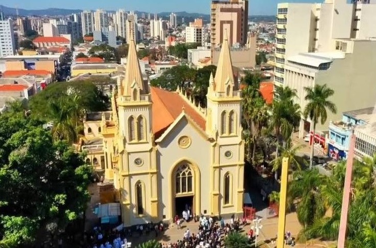 Médica é presa por jogar spray de pimenta em missa por causa de barulho de criança