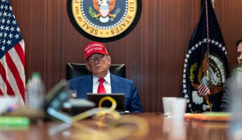 Trump e autoridades da Casa Branca se reúnem na Sala de Situação após ataque do Irã à base dos EUA