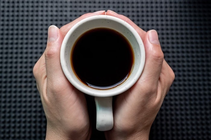 Sal no café: ciência explica benefícios da combinação inusitada