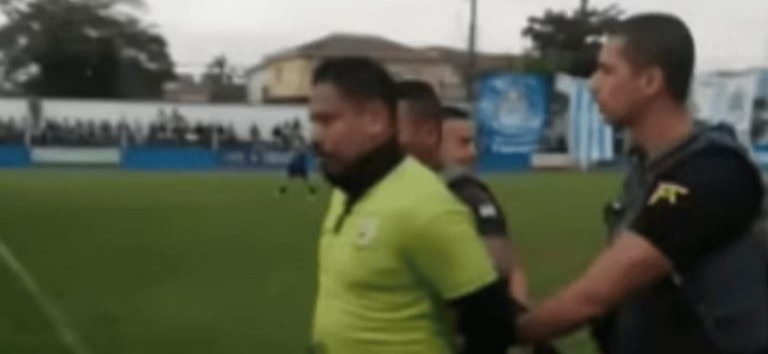 Árbitro é preso durante partida de futebol de várzea