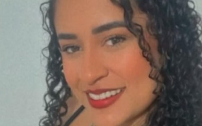 Mulher leva facadas do ex e morre em poça de sangue dentro de casa