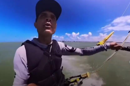 VÍDEO: Kitesurfista encontra tubarão em praia de João Pessoa