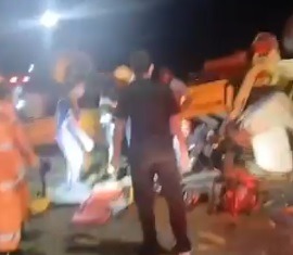 Motorista morre após caminhão carregado de milho tombar em Nova Parnamirim