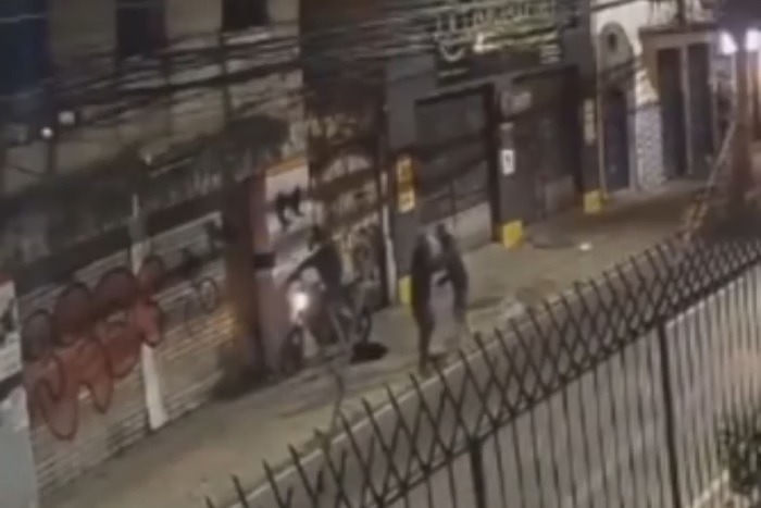 VÍDEO: Entregador é baleado na perna após reagir a assalto