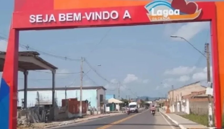 Homem tropeça em cachorro, cai em asfalto e morre atropelado