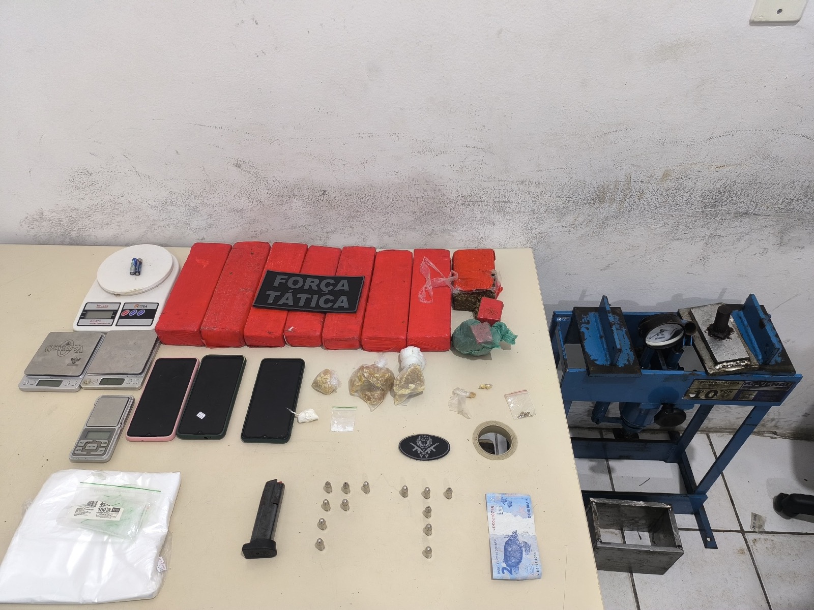 Fuga frustrada: Polícia encontra “minilaboratório” do tráfico em residência na Zona Norte