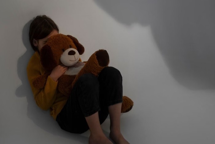 Dopada, asfixiada e esfaqueada: mãe mata filha de 7 anos