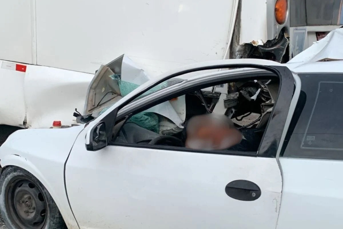 Carro colide na traseira de ônibus e motorista fica preso nas ferragens em Nova Parnamirim
