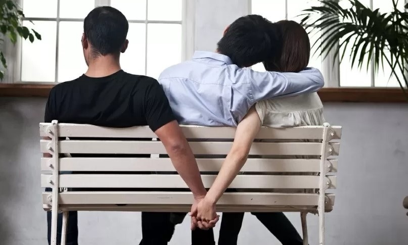 Brasileiros perdoam mais traições que média global, aponta pesquisa