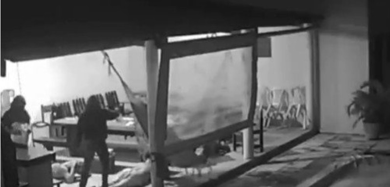 VÍDEO: Homens armados invadem casa e rendem moradores no litoral do RN