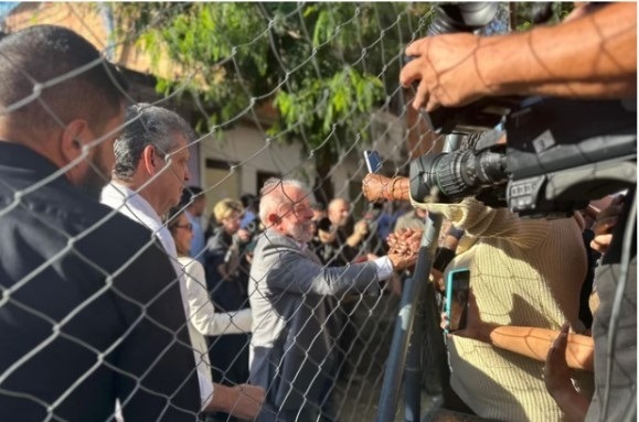 Visita de Lula à Favela do Moinho foi articulada com ONG ligada ao PCC