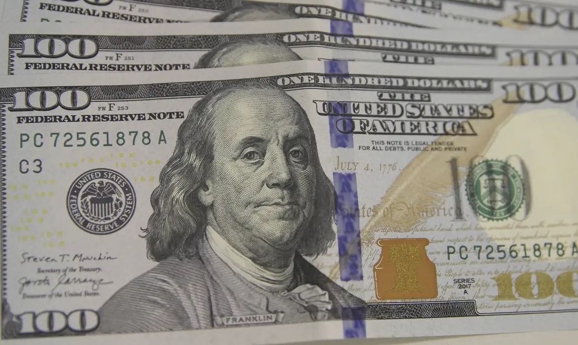 Dólar sobe forte e bate R$ 5,60, após tarifas de Trump