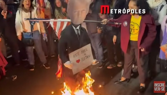 VIDEO: Manifestantes colocam fogo em boneco de Trump na Avenida Paulista