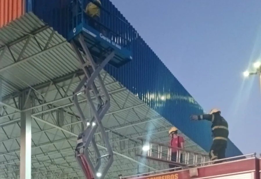 Bombeiros resgatam trabalhador que ficou preso em plataforma de elevação, em Mossoró
