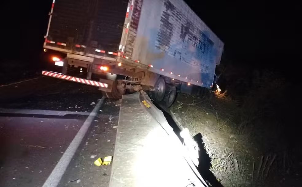 Motorista perde o controle da direção e caminhão fica pendurado em ponte na BR-304, no RN
