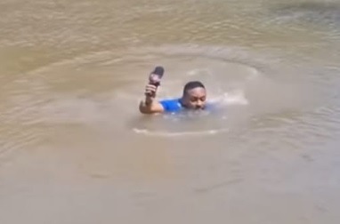VÍDEO: Repórter pisa em corpo de adolescente desaparecida durante cobertura de afogamento 
