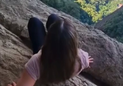 VÍDEO: Mulher se pendura em penhasco de 700 metros para tirar foto