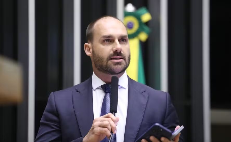     Moraes proíbe Jair Bolsonaro de falar com filho Eduardo