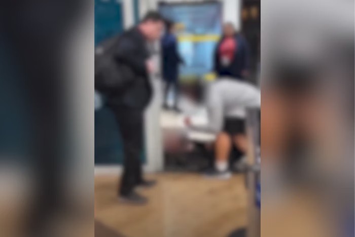 VÍDEO: Homem deita em portão e atrasa embarque de passageiros em Guarulhos