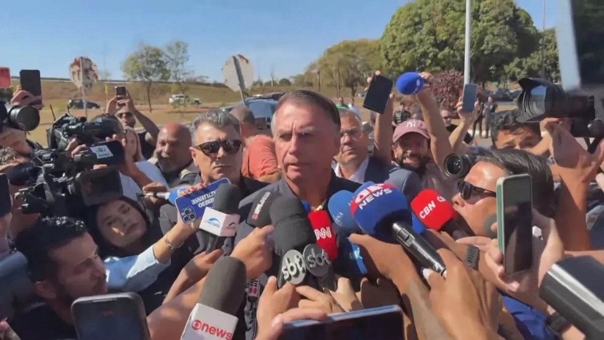 VÍDEO: Bolsonaro nega planejar fuga e diz viver "suprema humilhação"