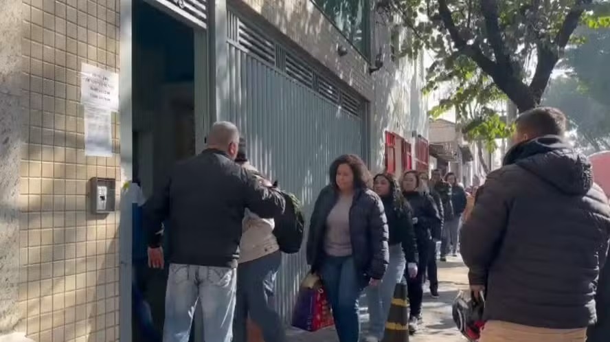 Trabalhadores do setor de logística enfrentam fila na madrugada para recusar taxa sindical de R$ 50