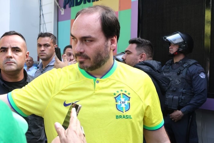 Carlos Bolsonaro protesta contra tornozeleira e acusa "sistema podre" de perseguir o pai