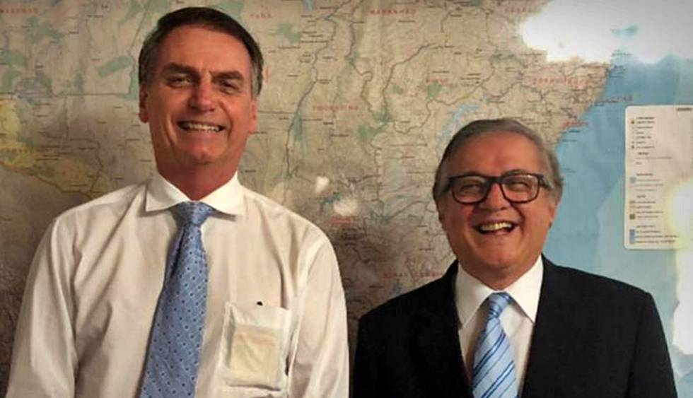 Bolsonaro exonera Vélez e anuncia Weintraub como sucessor
