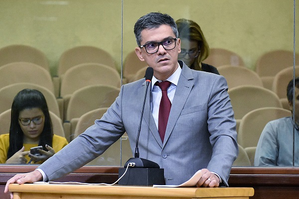 "Governadora já recebeu duas vezes o MST e não recebe servidores da Segurança"