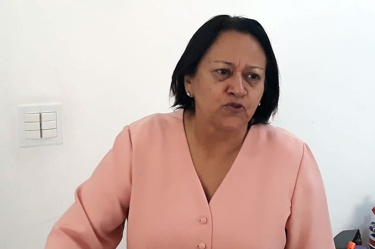 Governadora diz ter "orgulho" de pagar servidores dentro do mês trabalhado