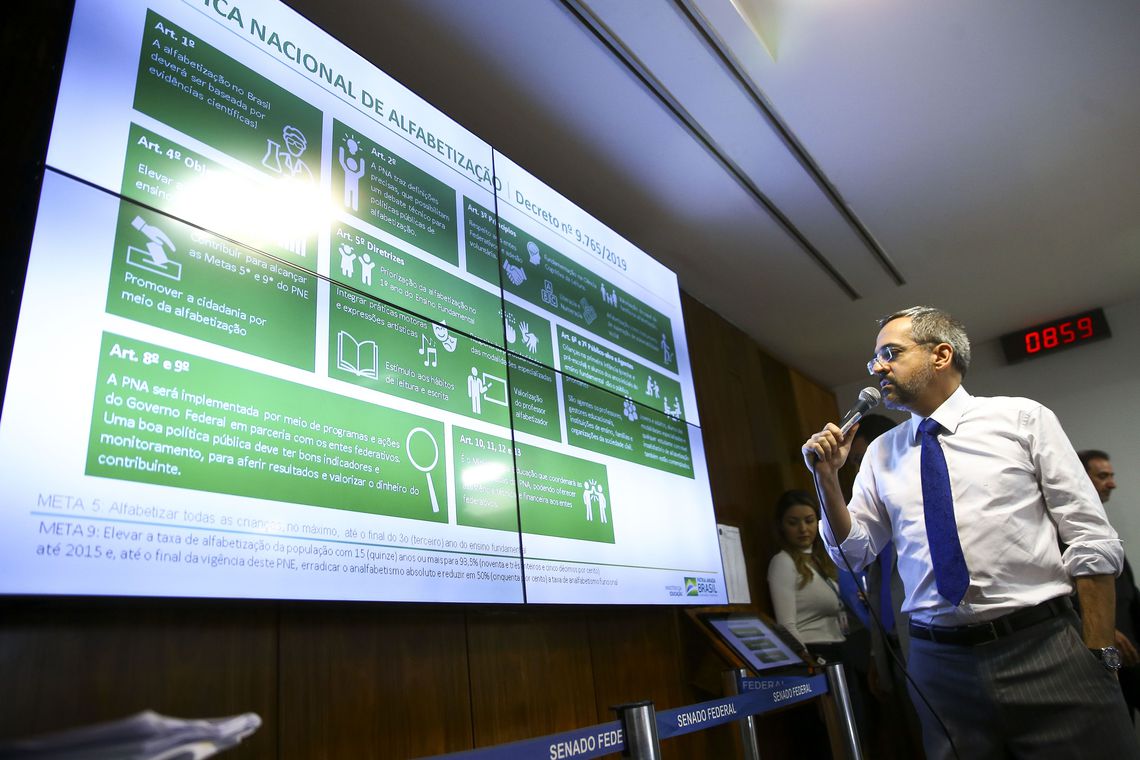 Ministro nega cortes em universidades e promete retomada após Nova Previdência
