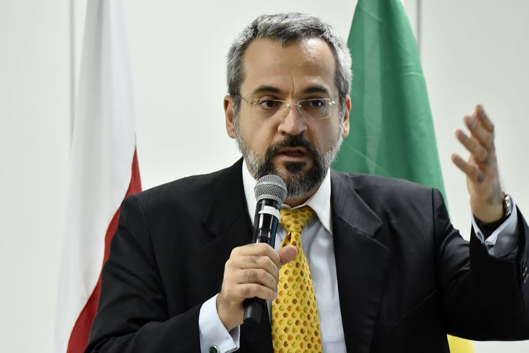 (VÍDEO) Ministro diz que professores coagem alunos a participar de protestos