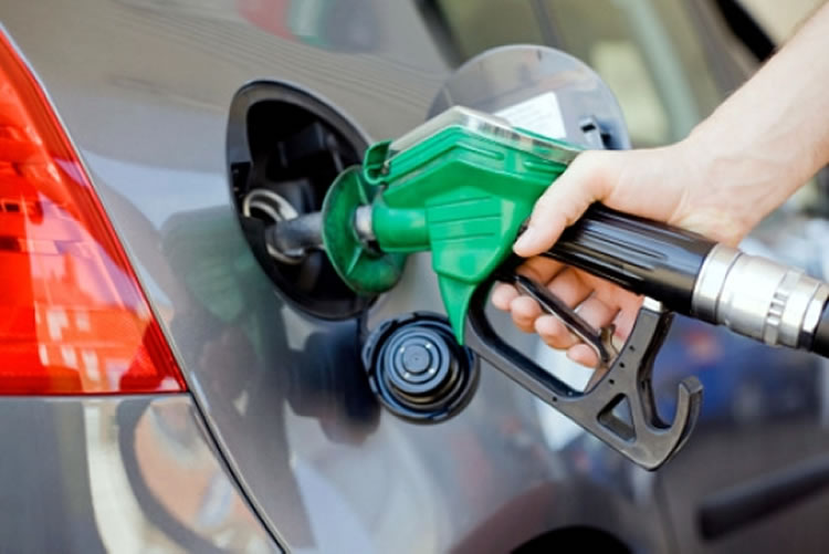 Bolsonaro anuncia redução no preço da gasolina nas refinarias
