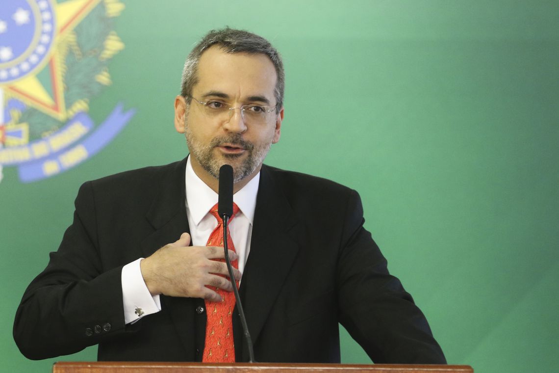 Ministro da Educação compara Lula e Dilma à cocaína em avião da FAB